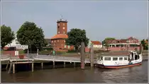 Hinter dem Anleger in Brake ist der Turm des optischen Telegraphen zu sehen, der von 1846 bis 1852 in Betrieb war. Heute ist hier das Schifffahrtsmuseum untergebracht. Die kleine Personenf�hre GUNTSIET betreibt den Verkehr zur Weserinsel Harriersand. 01.08.2012