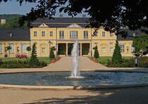 Die Orangerie in  Gera, am westlichen Ende des Kchengartens, ist ein Barockbau aus der 1. Hlfte des 18 Jahrhunderts. Seit dieser Zeit hat sie eine wechselvolle Geschichte hinter sich, u.a. Pferdestall und Kaffeehaus. Seit der Nachkriegszeit mit sehr unterschiedliche musealer Nutzung findet man heute einen Teil der Kunstsammlung vor. Im HG links brigens der Bergfried von Schloss Osterstein.
09.06.2007