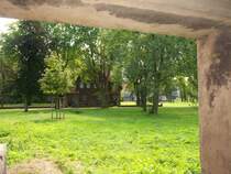 Alte Direktorensielung auf dem Ehemaligen Krupp Gelnde 
Duisburg Bliersheim
Bestrebungen, die gesamte Beamtensiedlung abzureien, sind einige Villen, von denen keine der anderen gleicht, zum Opfer gefallen.
Inzwischen stehen die restlichen Huser unter Denkmalschutz.
Von den glatt verputzten Villen mit ihren Erkern, den in Holz konstruierten Loggien und ihren teilweise in Fachwerk ausgefhrten Giebeln sind noch 9 von ehemals 17 Huser erhalten.