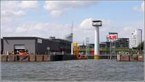 Die Firma Falck Nutec betreibt seit Sptsommer 2011 am Handelshafen in Bremerhaven ein Offshore-Sicherheitstrainingszentrum. Die Teilnehmer lernen den Umgang mit gefhrlichen Situationen und Sicherheitsausrstungen und -einrichtungen. Hhenrettung, Abseilbungen, Unterwasserrettung nach Helikopterabsturz knnen hier trainiert werden. Das ist wichtig fr die Arbeit auf hoher See. 01.07.2012