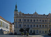 Haus Nr. 50 in der Chelčickho Strae in Pisek.
Von der Pseker Brgersparkasse in den Jahren 1889 - 90 im Neorenaissance Stil erbaut, wurde das Gebude mit Graffiti und Malereien von allegorischen Gestalten vom Maler A. Liebscher geschmckt. 
Heutzutage als rztehaus verwendet, bietet es ,auch wegen des gepflegten ueren, ein eindrucksvolles Beispiel fr den typisch bhmischen Baustil. 01.10.2011