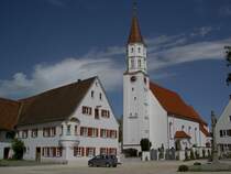 Tussenhausen, St. Martin Kirche und Gasthof Adler am Marktplatz, Kreis 
Unterallgu (18.07.2012)