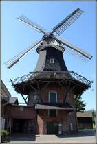 Die Moorseer Mhle stammt aus dem Jahr 1840 und ist eine Galeriehollnderwindmhle. Sie steht am Rande von Abbehausen, einem Ortsteil der Stadt Nordenham. Heute wird sie mit ihren Nebengebuden als Fachmuseum fr Mhlengeschichte und -technik genutzt. 15.08.2012. Nhere Infos: www.museum-moorseer-muehle.de