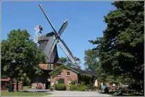 Die Seefelder Windm�hle ist ein Galerieholl�nder, die vermutlich um 1860 in Oldenburg erbaut, aber 1874 nach Seefeld verkauft und dort 1876 wieder in Betrieb genommen wurde. Heute wird sie als Kulturzentrum und Au�enstelle des Standesamtes Stadland genutzt. 15.08.2012 N�here Infos unter: www.seefelder-muehle.de