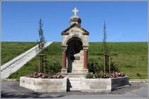 In Rechtenfleth, einem Ortsteil von Sandstedt, steht am Fu des Weserdeiches ein Denkmal von Karl dem Groen. Es wurde auf Betreiben von Hermann Allmers 1899 errichtet, weil Karl der Groe hier die Weser berquert haben soll. 15.08.2012