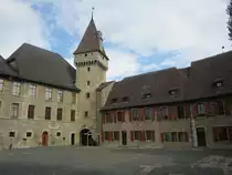 Schloss Columbier, erbaut ab dem 11. Jahrhundert, Eingangsturm von 1543, heute 
Infanterie Offiziersschule 1 und Milit�rmuseum, Neuchatel (30.07.2012)