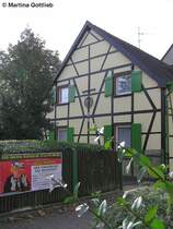 Fachwerkhaus mit Werbetafel fr den Russischen Staatscirkus mit dem weltberhmten Clown Oleg Poppov (Gladbeck, NRW - Oktober 2006)