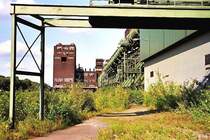 Kokerei Zollverein (20. Juli 2000). Die Brachflchen wie hier links im Bild, wo frher umfangreiche Gleisanlagen waren, erobert sich die Natur rasch zurck.