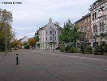 Willy-Brandt-Platz mit Beginn der Bottroper (geradeaus) und Rentforter (rechts, wo das Fahrzeug fhrt) Strae, an deren Ecke eine Filiale der Dresdner Bank (spter Commerzbank) im Erdgeschoss untergebracht war. Seit 2011 ist die Bankfiliale geschlossen (Gladbeck, NRW - Herbst 2004)