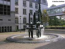 Diese Aufnahme ist historisch: die sogenannte  Beamtenlaufbahn  zwischen Rathaus und Broturm I ist abgerissen worden, ebenfalls Broturm I und II, die Asbest belastet waren. Im Vordergrund der  Risener-Brunnen , den gibt's immer noch, genau wie das Alte Rathaus von 1910 (Gladbeck, NRW - Herbst 2004)