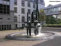 Diese Aufnahme ist historisch: die sogenannte  Beamtenlaufbahn  zwischen Rathaus und B�roturm I ist abgerissen worden, ebenfalls B�roturm I und II, die Asbest belastet waren. Im Vordergrund der  Risener-Brunnen , den gibt's immer noch, genau wie das Alte Rathaus von 1910 (Gladbeck, NRW - Herbst 2004)