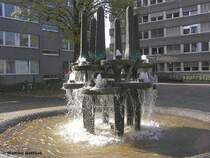 Ebenfalls historisch: Broturm I links und II rechts mit Verbindungsgebude (Erd- und Untergeschoss) mit dem  Riesener-Brunnen  am Willy-Brandt-Platz (Gladbeck, NRW - Herbst 2004)