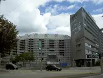 Basel, Fu�ballstadion St. Jakob Park, Kapazit�t von 38512 Pl�tzen, rechts das 
gr��te Shopping Center der Stadt Basel (25.08.2012)