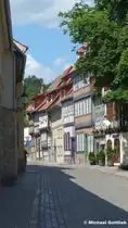 Die  Altetopfstra�e  zwischen Schlossberg und Altstadt (Quedlinburg, Landkreis Harz in Sachsen-Anhalt, Juni 2012)