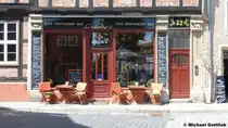 Sieht doch gem�tlich aus - Schiller's Caf� - Restaurant - Bar, gleich am Anfang der Stra�e  Lange Gasse  (Quedlinburg, Landkreis Harz in Sachsen-Anhalt, Juni 2012)