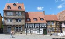 Fachwerkhuser an dem Platz auf dem Schlossberg nahe des Kloppstock-Hauses (Quedlinburg, Landkreis Harz in Sachsen-Anhalt, Juni 2012)