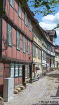 Am Schlossberg unterhalb des Domes sind diese Fachwerkhuser zu sehen (Quedlinburg, Landkreis Harz in Sachsen-Anhalt, Juni 2012) 