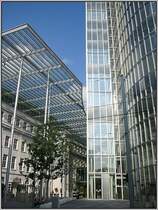 GAP 15 besteht aus dem Hochhaus und einem flacheren Brogebude, das einem alten Postgebude an diesem Ort nachempfunden wurde und Teile der ursprnglichen Fassade enthlt. Beide Gebude sind ber eine Brcke miteinander verbunden. (04.09.2006)