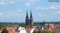 Blick vom Schlossberg ber die Dcher der Altstadt mit den Trmen der St. Nikolai-Kirche (Quedlinburg, Landkreis Harz in Sachsen-Anhalt, Juni 2012)