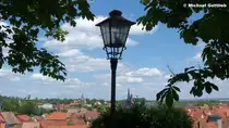 Blick von der Terrasse vom  Schlosskrug  mit leicht schief stehender Lterne auf die Altstadt (Quedlinburg, Landkreis Harz in Sachsen-Anhalt, Juni 2012)