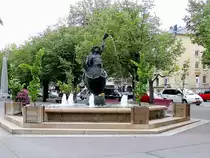 Bacchus-Brunnen des lux.K�nstlers Wil Lofy dreht sich in der Stadt Remich; 120825