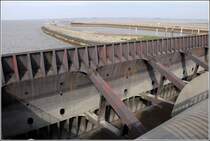 Eines der ueren, 250 t schweren und 40 m breiten Sieltore des Eidersperrwerks. 02.09.2012