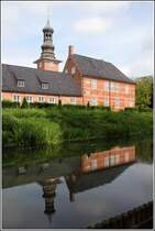 Das Schloss vor Husum wurde in der zweiten Hlfte des 16. Jahrhunderts auerhalb der Stadt errichtet. Es ist der einzige erhaltene Schlossbau an der Westkste Schleswig-Holsteins. Gelegentlich wurde es im 18. und 19. Jahrhundert vom dnischen Knigshauses als Residenz genutzt. 02.09.2012