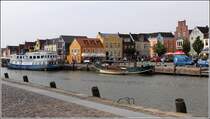 Die Schiffbrcke am Binnenhafen in Husum mit seinen zahlreichen Restaurants bildet das touristische Zentrum der Stadt. 02.09.2012