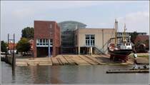 Auf dem Gelnde der an den Auenhafen verlegten Husumer Werft wurde das neue Rathaus Husums direkt am Binnenhafen errichtet. Der ehemalige Tonnenleger HILDEGARD dient als Blickfang auf den Resten der Slipanlage. 02.09.2012