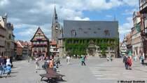 Das Rathaus bildet den nrdlichen Abschluss des Marktplatzes und dahinter ist die Marktkirche St. Benedikt zu sehen (Quedlinburg, Landkreis Harz in Sachsen-Anhalt, Juni 2012)