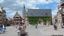 Das Rathaus bildet den n�rdlichen Abschluss des Marktplatzes und dahinter ist die Marktkirche St. Benedikt zu sehen (Quedlinburg, Landkreis Harz in Sachsen-Anhalt, Juni 2012)