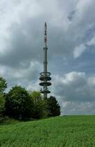 der 108m hohe Fernmeldeturm auf dem 851m hohen Witthoh bei Tuttlingen, Juli 2012 