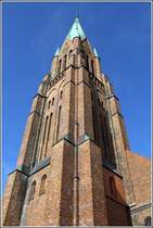 Der Hauptturm des Sankt-Petri-Doms zu Schleswig ist 112 m hoch. 03.09.2012

