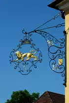 Bleibach, Wirtshausschild am  L�wen , besitzt seit 1685 das Schankrecht, Juli 2012