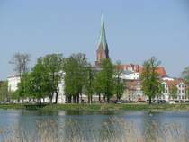 Schwerin; Blick ber den Burgsee zur Altstadt mit Dom und Staatskanzlei [23.04.2011]