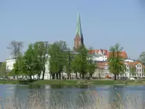 Schwerin; Blick �ber den Burgsee zur Altstadt mit Dom und Staatskanzlei [23.04.2011]