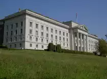 Lausanne, neoklassizistisches Geb�ude des Bundesgerichts, erbaut von 1922 bis 1927 
im Park Mon-Repos (08.09.2012)