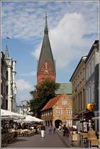 Flensburg. Blick durch die Groe Strae zur Sankt-Marien-Kirche, die auf das 13. Jahrhundert zurckgeht. 04.09.2012