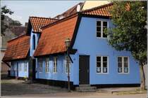 Das Haus Schiffbrcke 37 in Flensburg sieht aufgrund der Dachkonstruktion wie ein halbes Haus aus. 04.07.2012