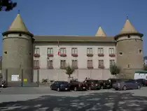 Morges, Schloss, erbaut von 1286 bis 1291, viereckiger Bau mit 3 Rundt�rmen, seit 1932 Waadtl�nder Milit�rmuseum (08.09.2012)