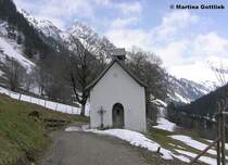 Marienkapelle in Gerstruben, aus dem 17. Jahrhundert (Oberstdorf, Oberallg�u - Ostern 2004), dahinter ist der Weg nach kurzer Strecke noch wegen Lawinengefahr gesperrt.