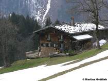 Winterlich angehauchtes, altes Bauernhaus in Gerstruben am Hang unterhalb des Weges (Oberstdorf, Oberallg�u - Ostern 2004)