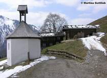 Marienkapelle und zwei der denkmal-gesch�tzten Bauernh�user in Gerstruben (Oberstdorf, Oberallg�u - Ostern 2004)