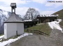 Marienkapelle und zwei der denkmal-gesch�tzten Bauernh�user in Gerstruben (Oberstdorf, Oberallg�u - Ostern 2004)