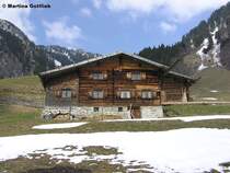 Blick auf ein altes Bauernhaus in Gerstruben mit wei�-blauem Himmel (Oberstdorf, Oberallg�u - Ostern 2004)