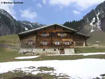Blick auf ein altes Bauernhaus in Gerstruben mit wei�-blauem Himmel (Oberstdorf, Oberallg�u - Ostern 2004)