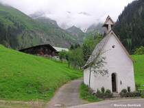St. Katharina-Kapelle in Ein�dsbach aus dem 17. Jahrhundert, ein beliebtes Fotomotiv, dahinter liegende Gipfel liegen an diesem Tag in den Wolken (Oberstdorf, Oberallg�u - Sommer 2004)