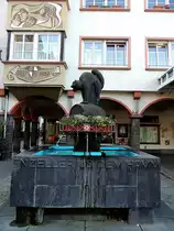 Schwarze-Katz-Brunnen spendet leider nur Wasser anstatt s�ffigen Zeller-Moselwein; 120828