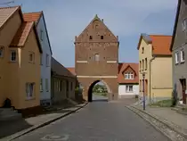 Tribsees, Stralsunder Tor oder M�hlentor, gotisches dreigeschossiges Backsteintor, 
erbaut im 13. Jahrhundert (22.05.2012)