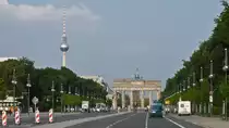 Auf der Stra�e des 17. Juni in Berlin, Blick zum Brandenburger Tor bis hin zum Fernsehturm. (06.07.2012)